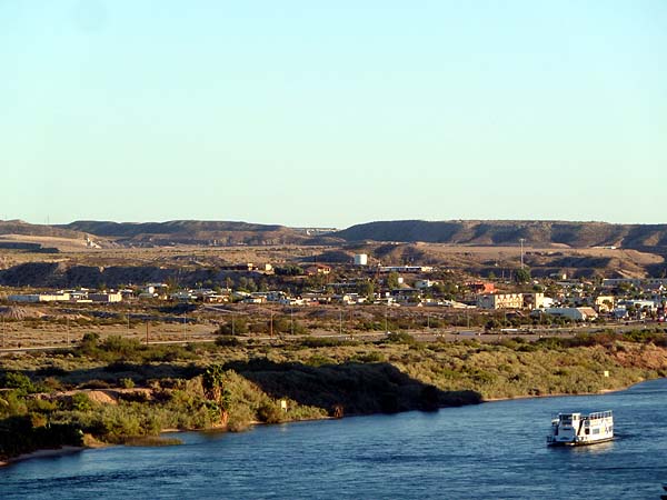 Laughlin avec le Colorado au Nevada   . . .