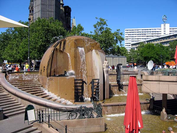 Le parc derrière l'église du souvenir  . . .