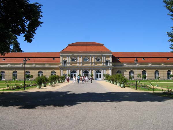 Charlottenburg à l'ombre des tilleuls  . . .