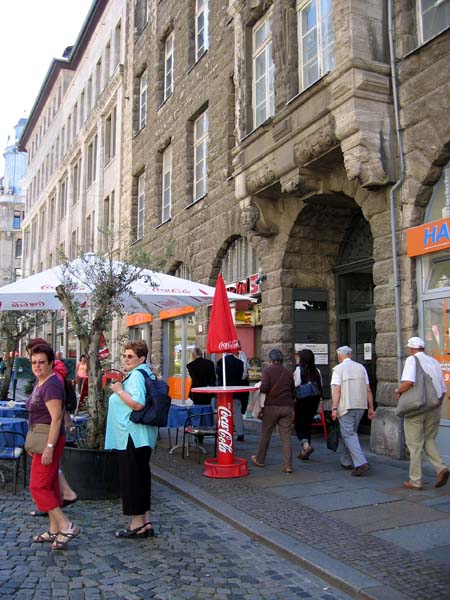 Promenades dans les rues piétonnières de la vieille ville  . . .