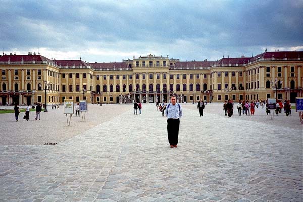 La cour du palais de Schönbrunn  . . .