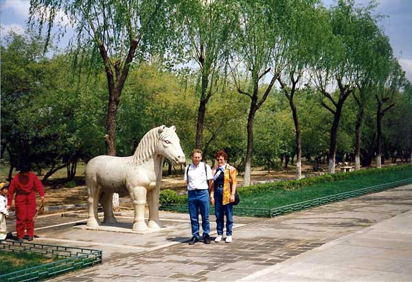 La voie sacrée qui mène aux tombeaux des Ming