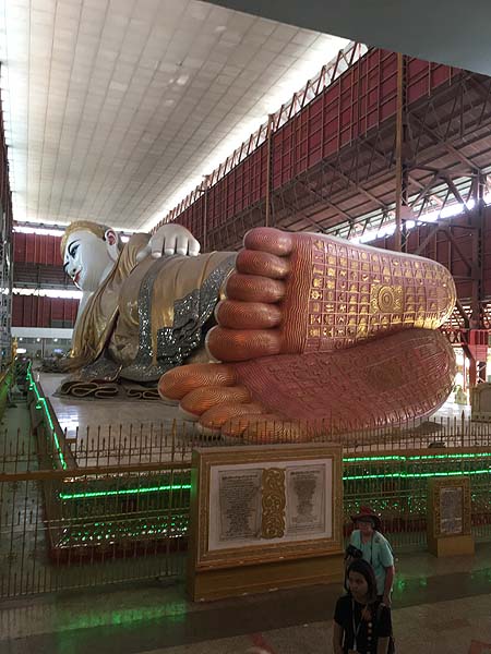 Le bouddha couché de 71 mètres de long  ...