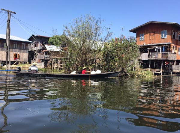 Village sur pilotis du lac Inle  . . .