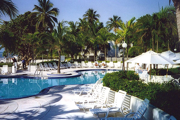 la piscine de l'hôtel à Islamorada  . . . 