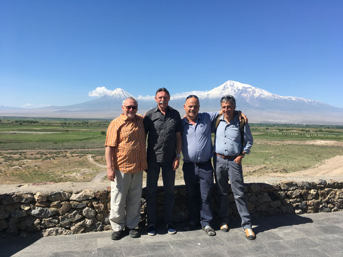 Le groupe des membres devant le Mont Ararat