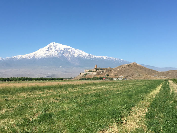 Monastère avec le Mont Ararat