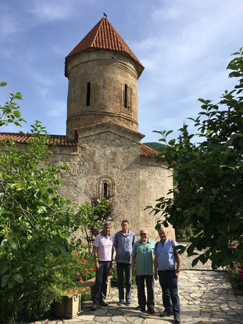 La photo souvenir devant l'église de Kish à Shaki