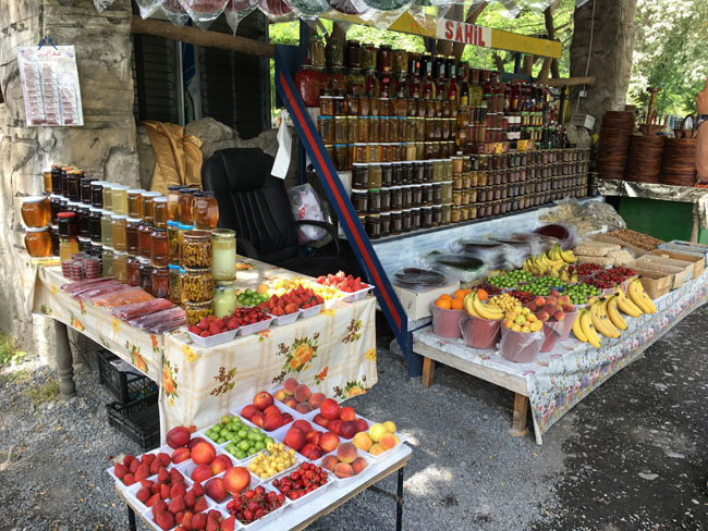 Petit marché bazar dans les rues de la vieille ville