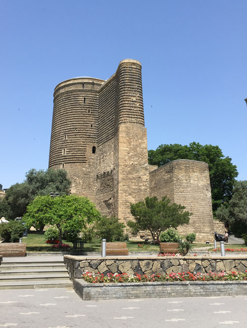 La tour de la Vierge dans la vieille ville de Bakou