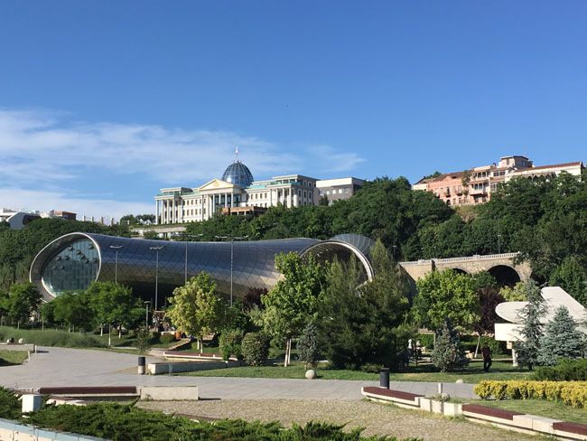 Promenade à Rike ParK dans la capitale Tbilissi