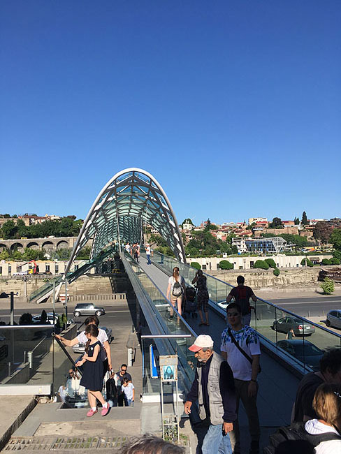 Pont de la paix au dessus de Tbilissi capitale de la Géorgie