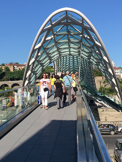 Pont de la paix au dessus de Tbilissi capitale de la Géorgie