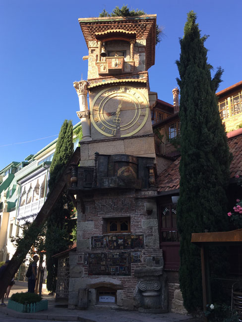 La tour de l'horloge penchée