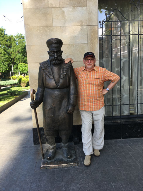 Pose pour la postérité avec la sculpture du gardien