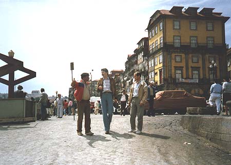 Sur le chemin du vieux port de Porto  . . .