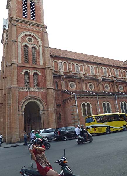 La Cathédrale Notre Dame à Hô Chi Minh Ville  . . .