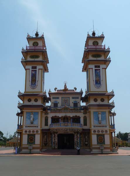 Temple de la secte Cao Daï à Tay Ninh  . . .