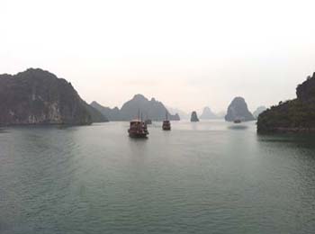 La baie de Ha Long  . . .