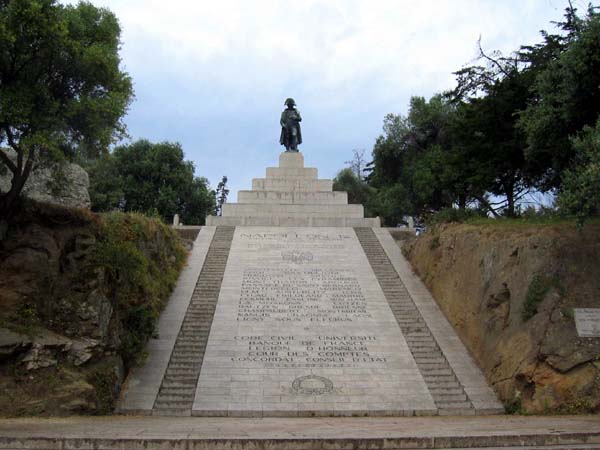 Napoléon et ses grandes réalisations sur la place d'Austerlitz à Ajaccio   . . .