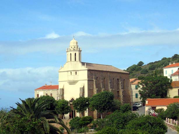 Le village de Cargèse et l'église grecque contenant des icônes modernes  . . .