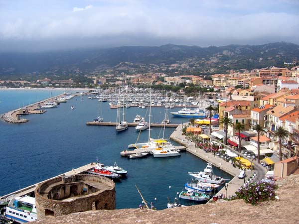 Le port de plaisance et la marina de Calvi  . . .