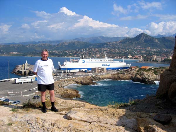 Le port marchand pour les ferries et les vacanciers à l'île-Rousse  . . .