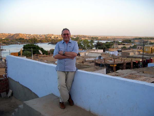 Au barrage d'Assouan - le lac Nasser et un village Nubien  . . .