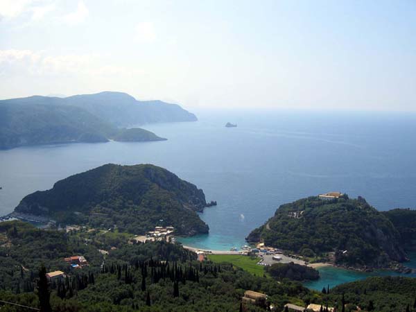 La baie de Paléokastritsa avec "le bateau pétrifié d'Ulysse"  . . .