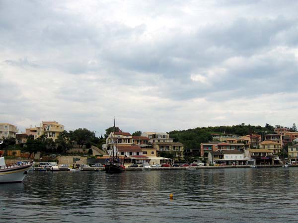 Le nord de l'île avec le port de Kasiopi  . . .