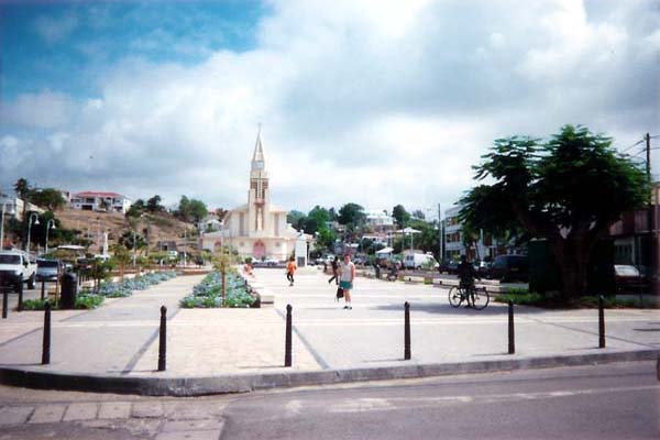 La place de l'église de Saint-Anne  . . .