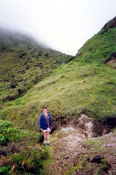 le volcan en activité de la soufrière  . . .