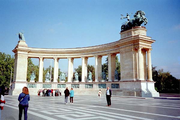 Une partie de la place des Héros à Budapest  . . .