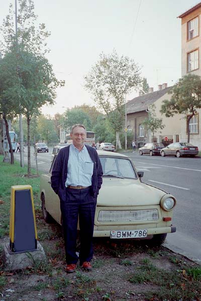 Un vestige de l'ère communiste (la voiture)  . . .