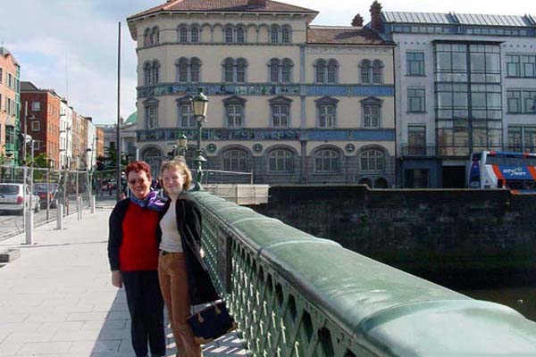 le pont O'Connell qui traverse la rivière Liffey  . . .