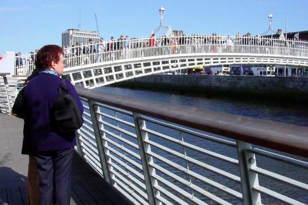 Le pont Ha'penny Bridge de 1816  . . .