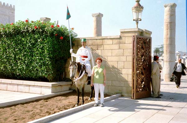 Garde devant l'entrée du Mausolée du roi à Rabat  . . .