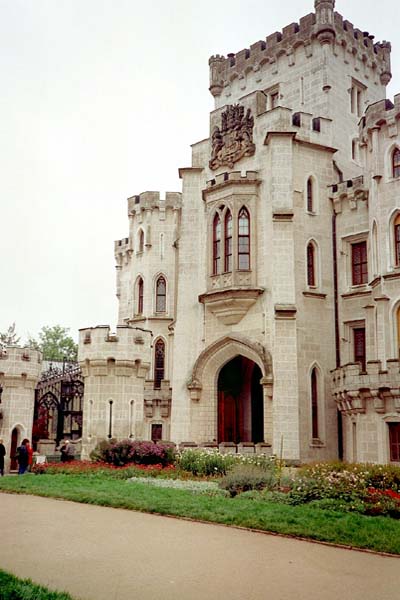 L'entrée du château de Hluboká nad Vltavou au nord de Budejovice  . . .