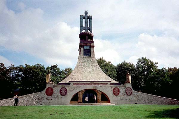 A l'est de Brno le monument pour la paix qui rappelle la bataille d'Austerlitz  . . .